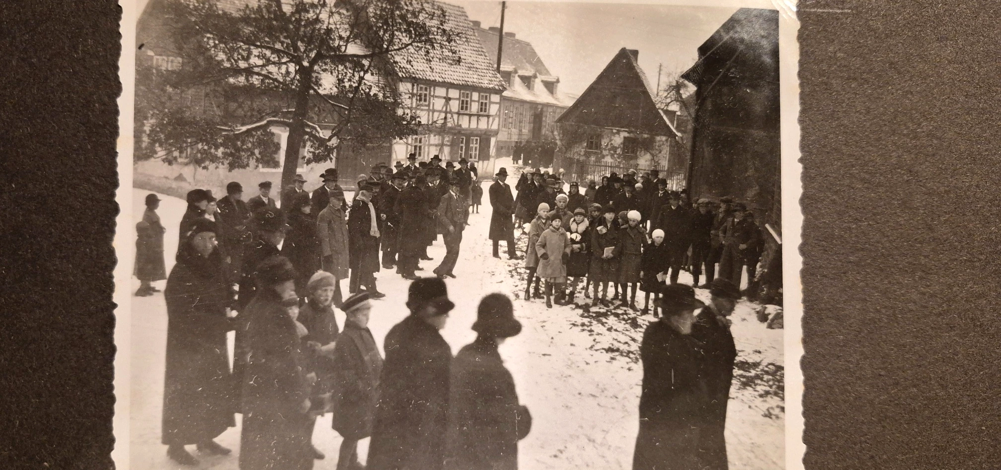 Menschen auf der Dorfstraße während der Glockenweihe 1931